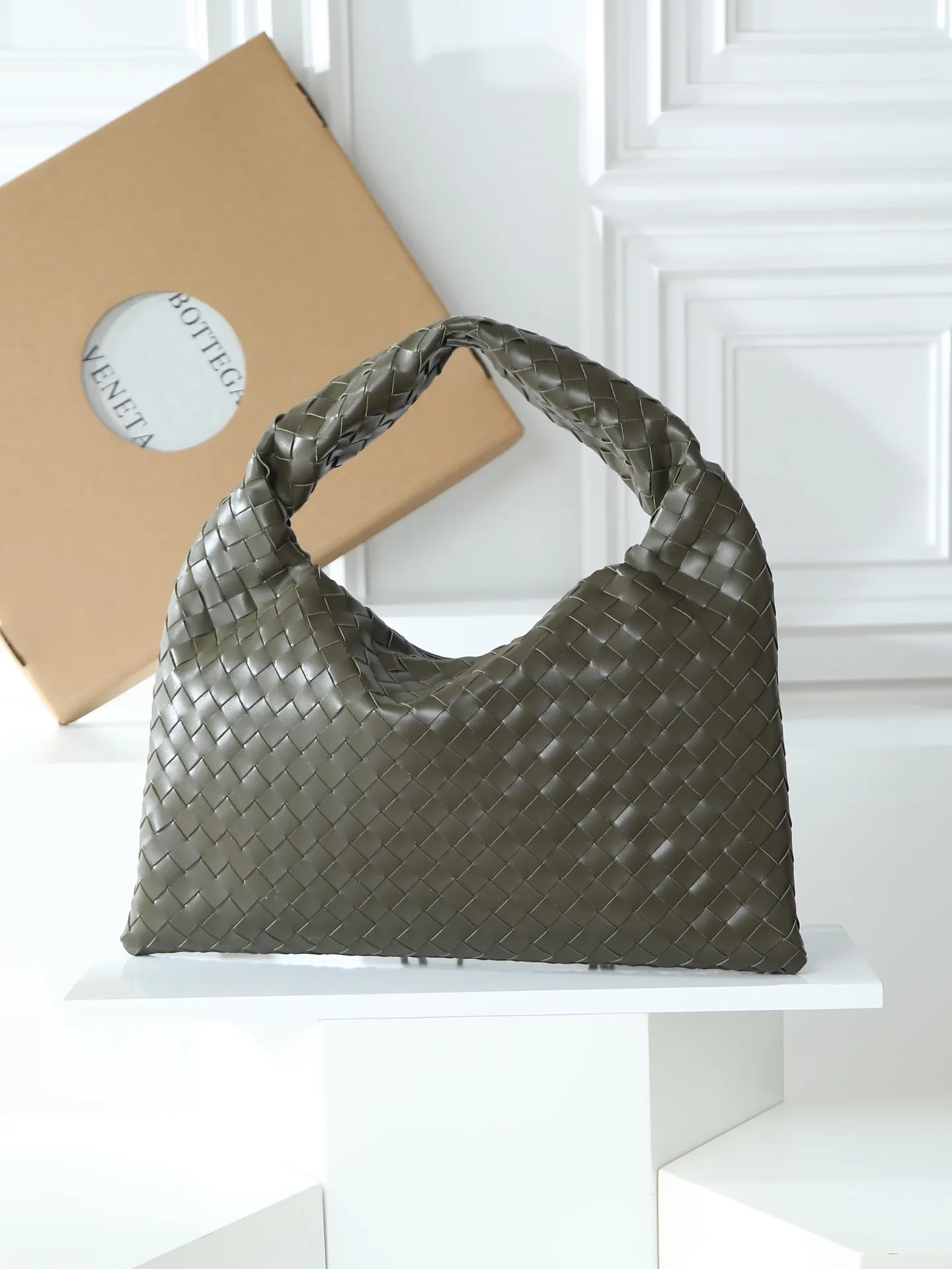 1180. #Bv’s new medium size HO 796262. The bag body and handles are made of a whole piece of woven leather. The bag body is soft and lazy. Ho symbolizes the praise of innovation and eternal craftsmanship [love]. The pyramid silhouette combines practicality and fashion. It is modern and casual. The double-sided closure design of the bag mouth is more convenient and safe! Made of soft cowhide and full of texture, this is a must-have for fashionable ladies who like minimalism, comfort and casualness! Dimensions: 46x21x10